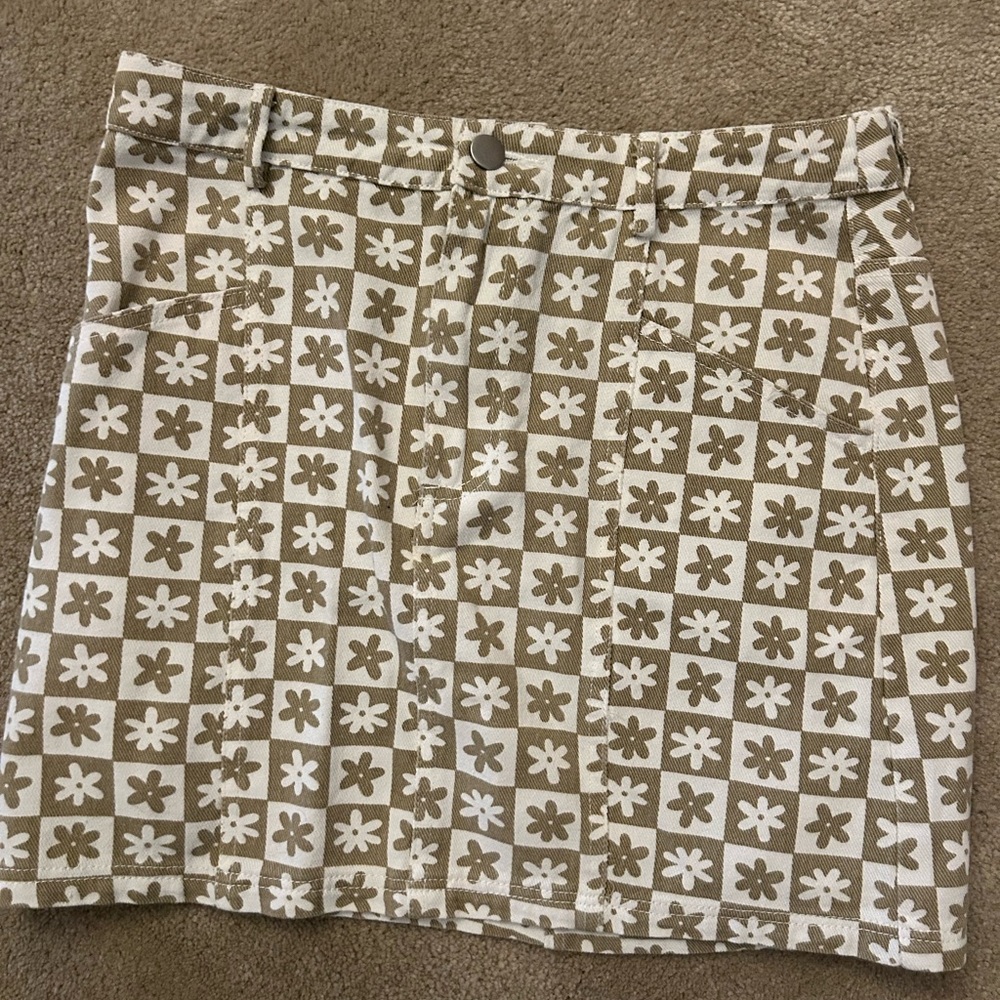 Super cute checkerboard floral mini skirt, tan and white denim